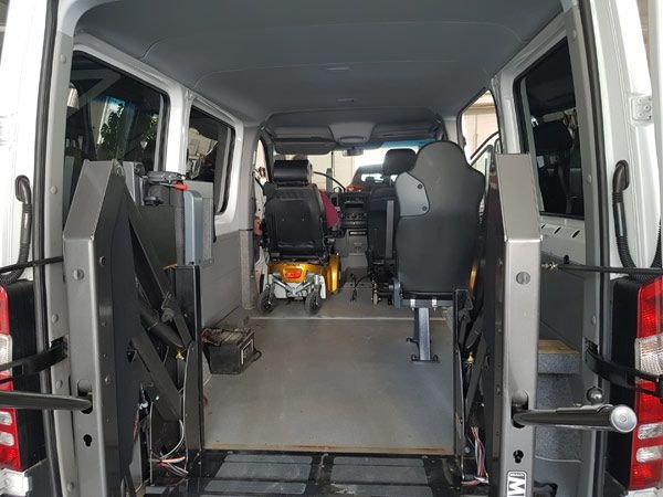 Hublift; mit dem Scooter kann bis zum Armaturenbrett gefahren werden