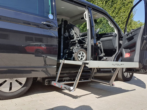 Kassettenlift F6 VW T6 (4) - Rollstuhl fährt in Position