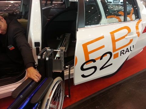 Rausch Rollstuhlverladung hinter Fahrer