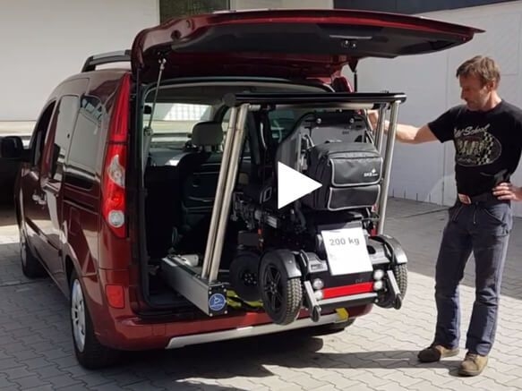 Mit dem Rollstuhllift 200kg-Rollstuhl mühelos verladen